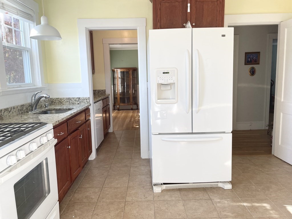 27 Oakley Rd, Watertown