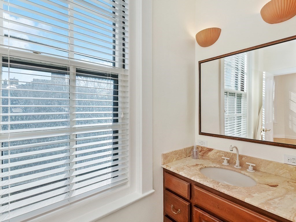 8 Gloucester St, Back Bay