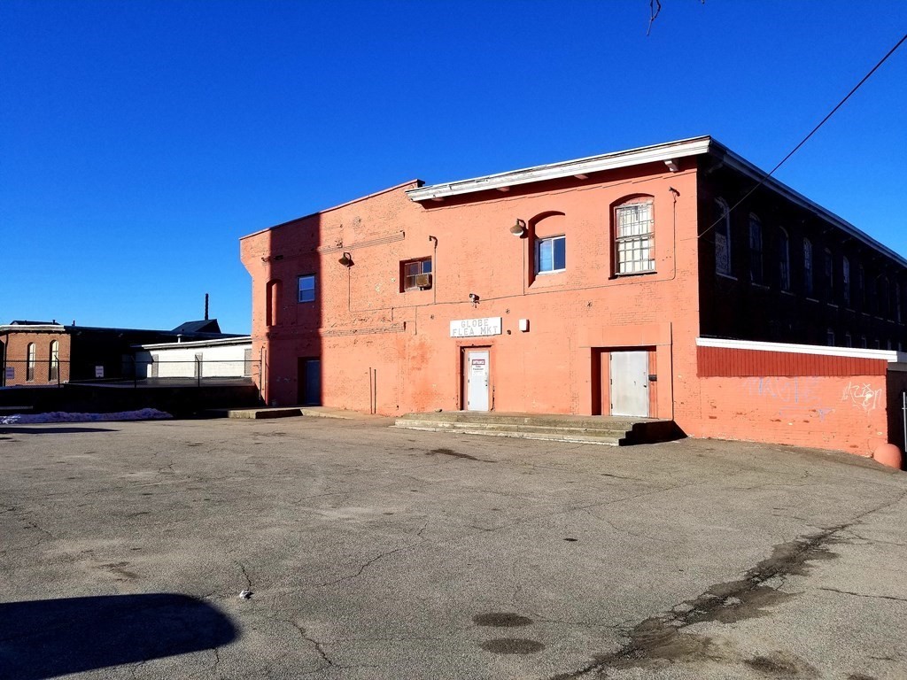 Approx. 25,000 Sq Ft. of Manufacturing/Warehouse raw space available for Lease. Great location with parking. Space does need some work but would be worth it. $2 per sq ft.