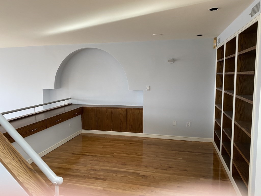 27 Bay State Rd, Fenway