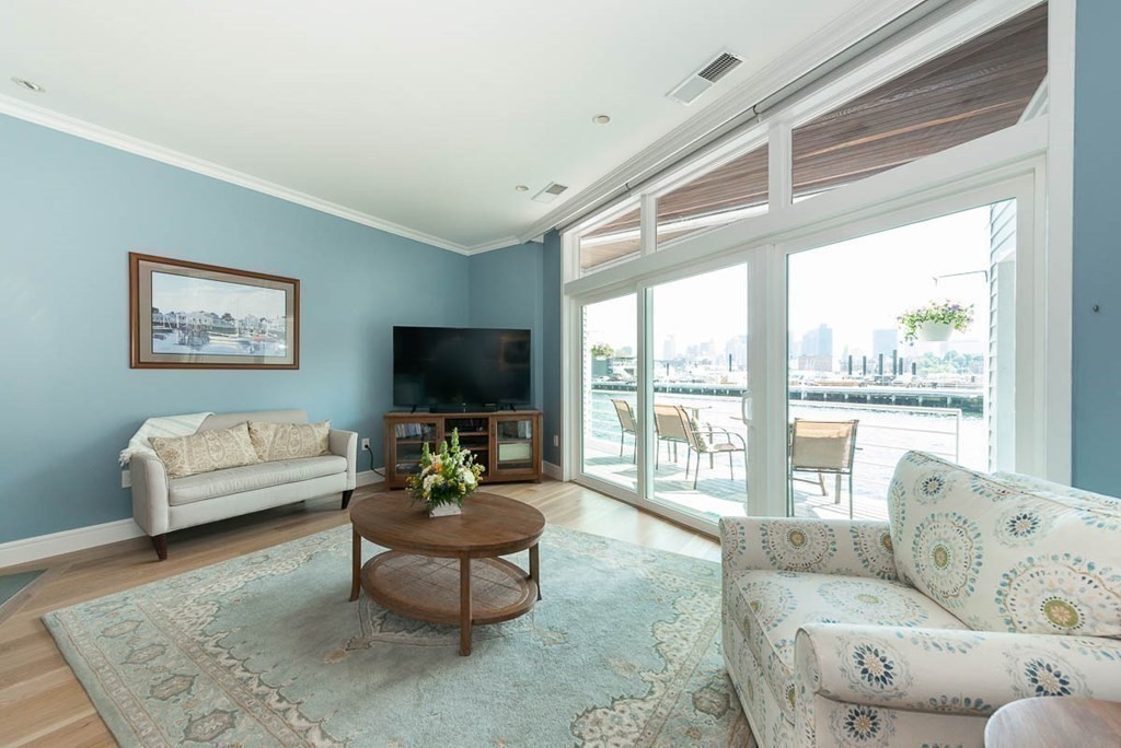 51 Pier 7, Charlestown