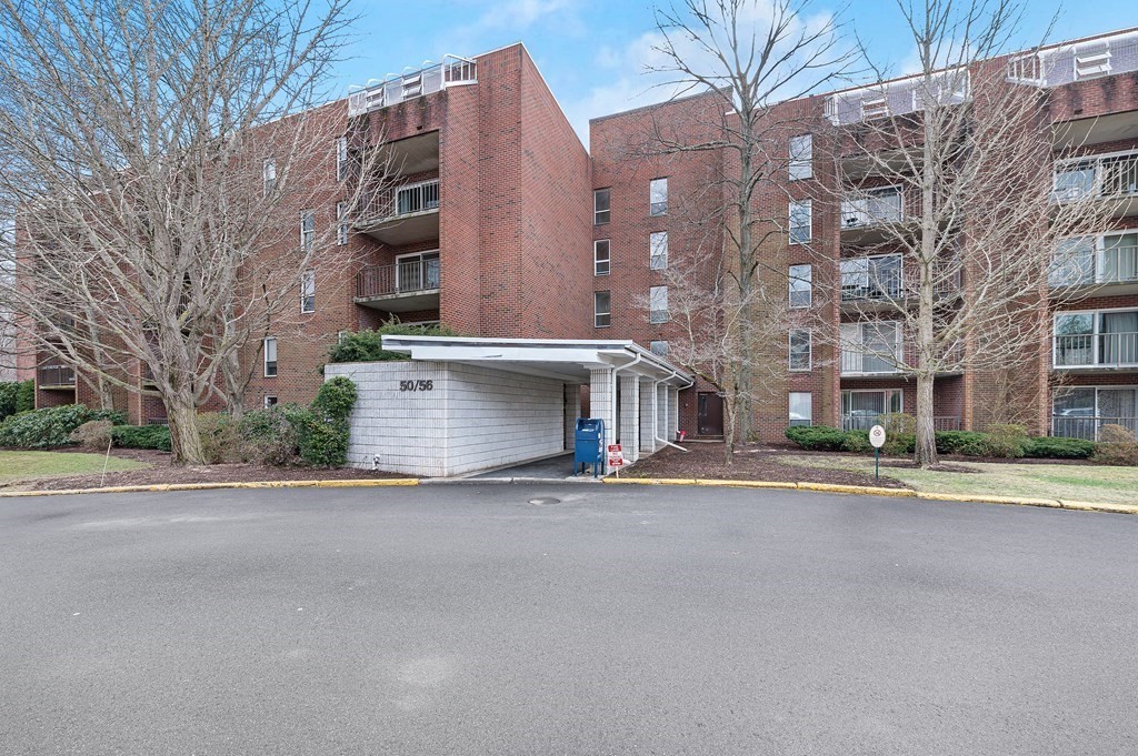 50-56 Broadlawn Park #423, Boston, MA 02467