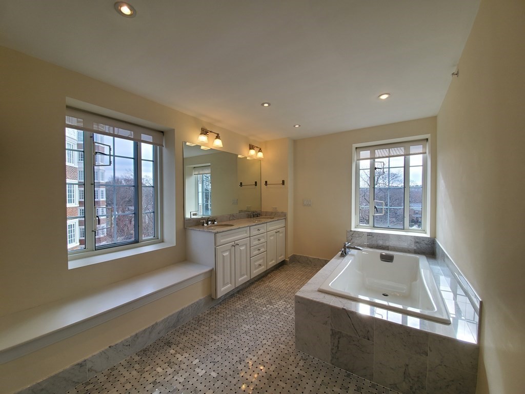 20 Chapel St, Longwood