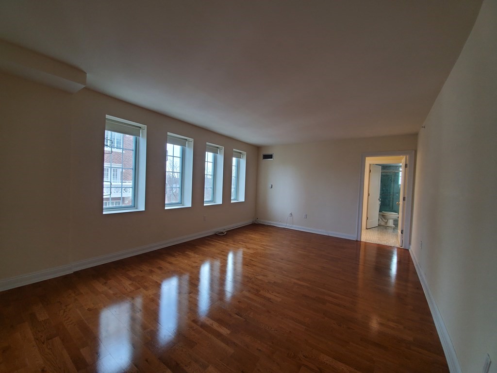 20 Chapel St, Longwood