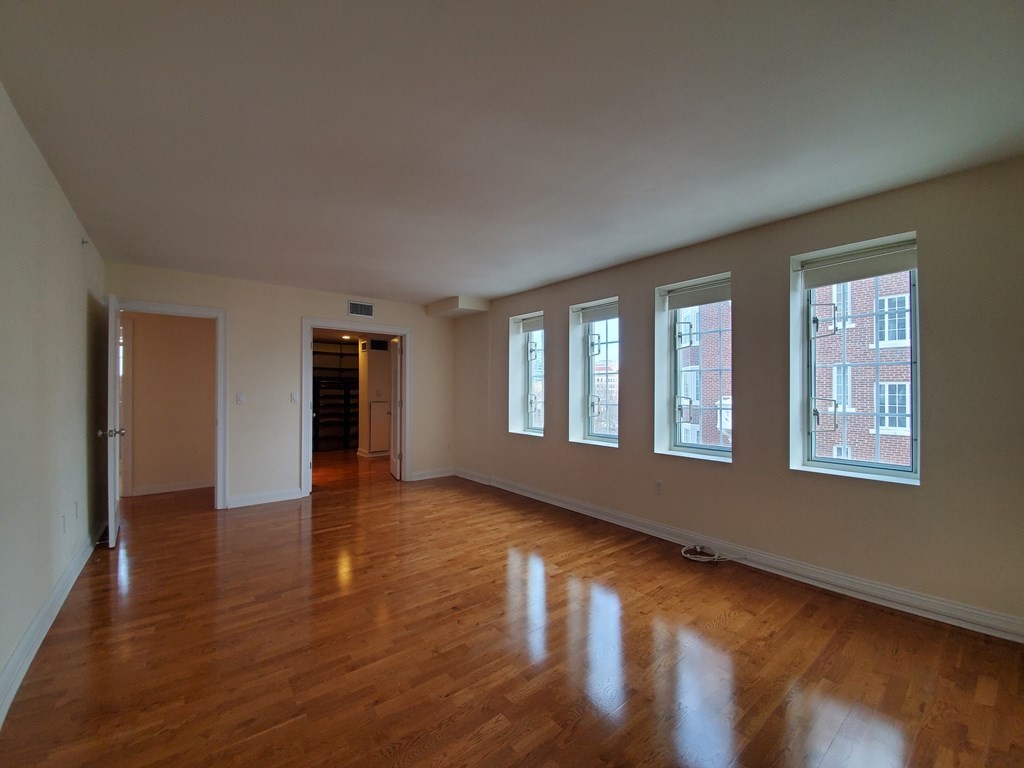 20 Chapel St, Longwood