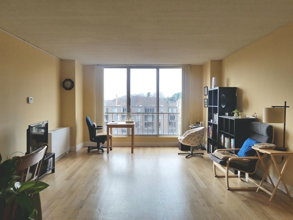 77 Pond Ave, Longwood