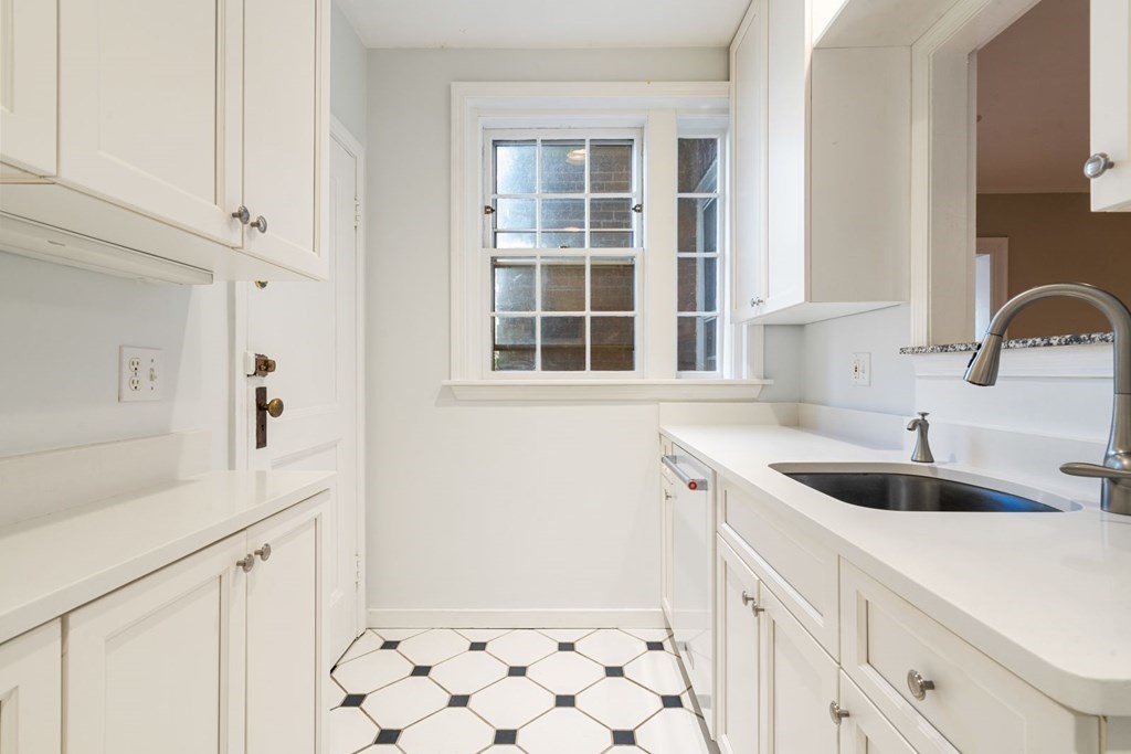 41 Linneaen St, North Cambridge