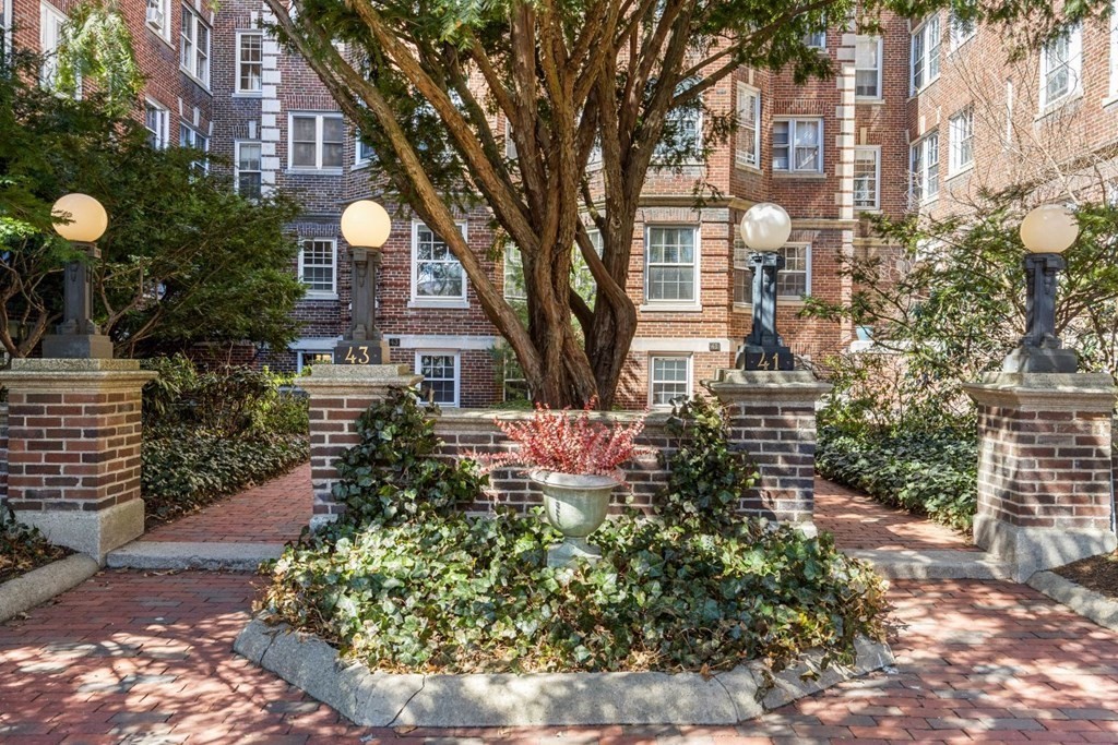 41 Linneaen St, North Cambridge