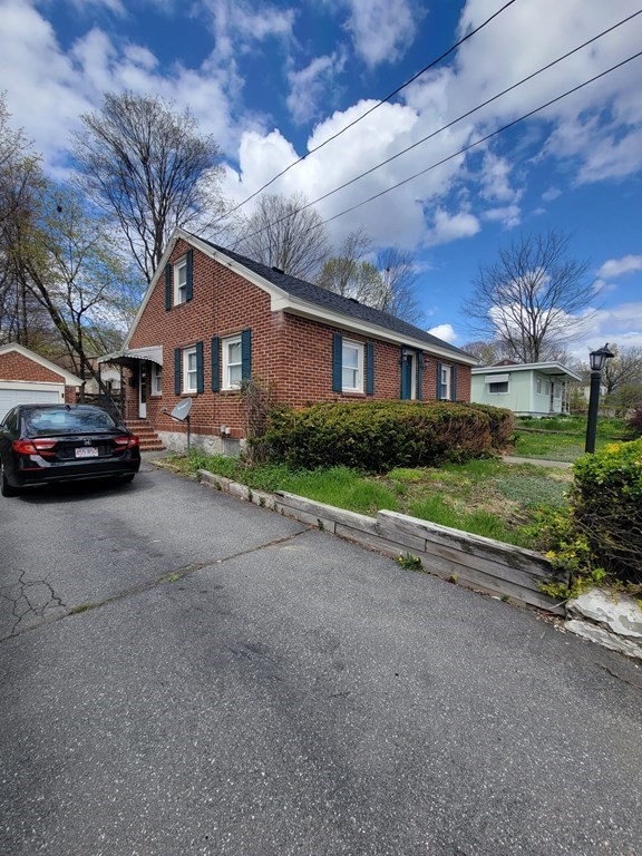 28 5th Ave, Lowell, MA 01854