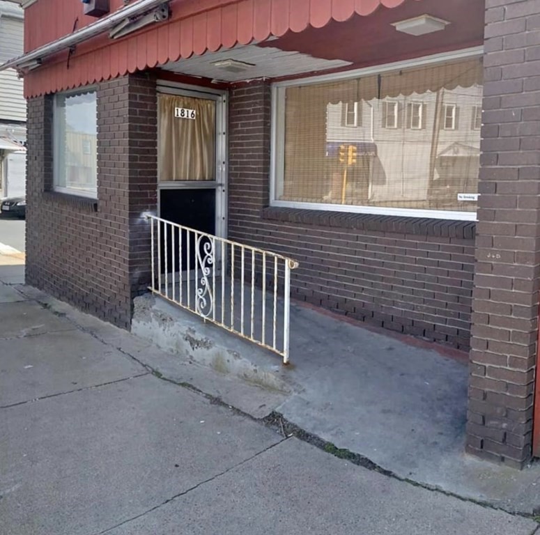 Commercial unit available for lease on a high traffic street in Fall River.  Unit is pre-equipped with a restroom, employee entrance, handicap access, and employee parking.  Open floor plan interior allows for easy renovation to suit your business needs.