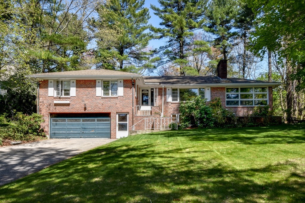 4 Picardy Ln, Dover, MA 02030