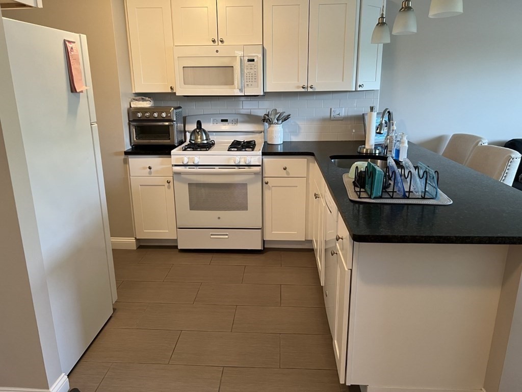 Bright and sunny one bedroom apartment.  Easy access to Route 93 and 128 the location could not be any more convenient!   Laundry on site.   On parking spot in the lot.  Strong income and credit scores must be 700 or above along with good references.        .