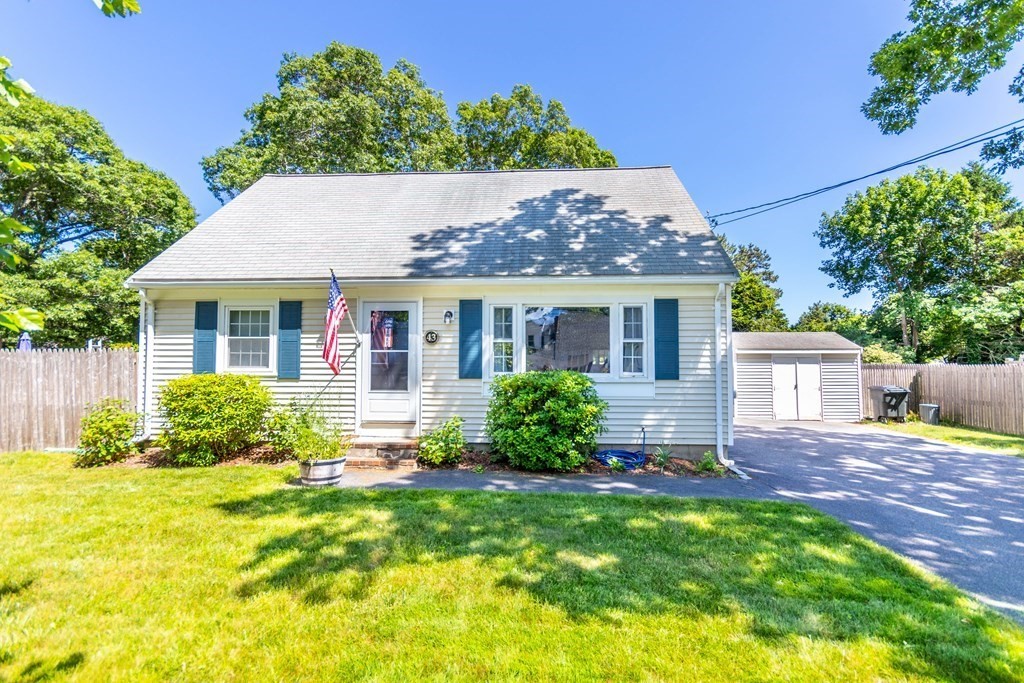 43 Andrews St, Falmouth, MA 02536