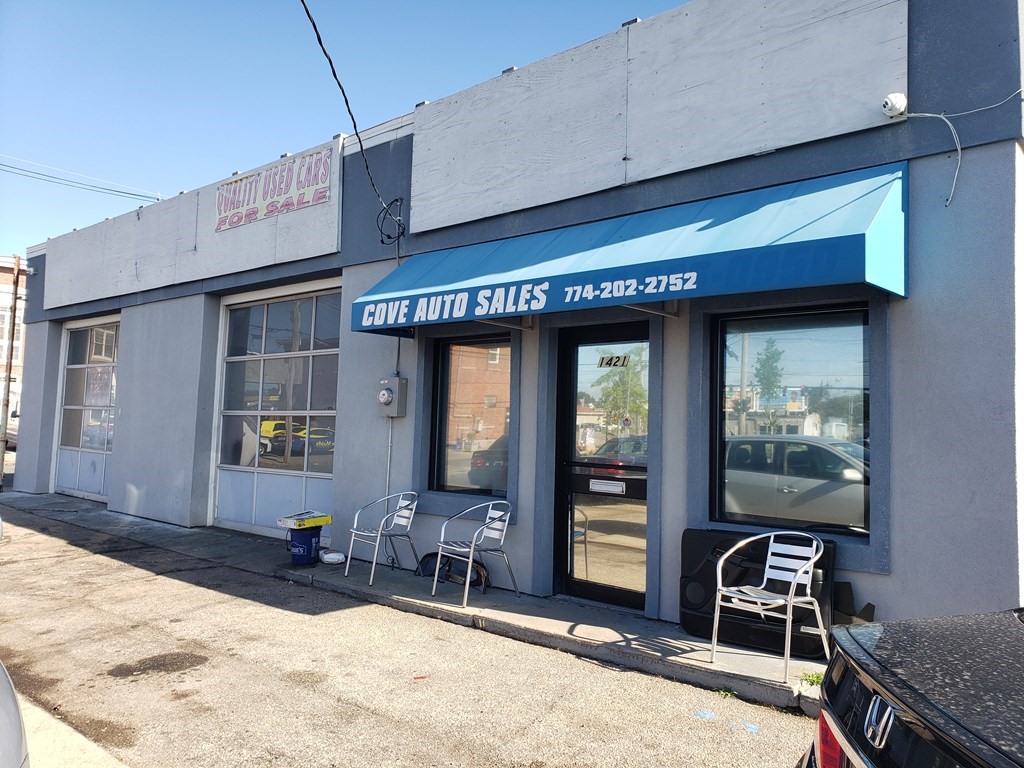 Great high visibility location. Previously used as auto sales/repairs and retail business.