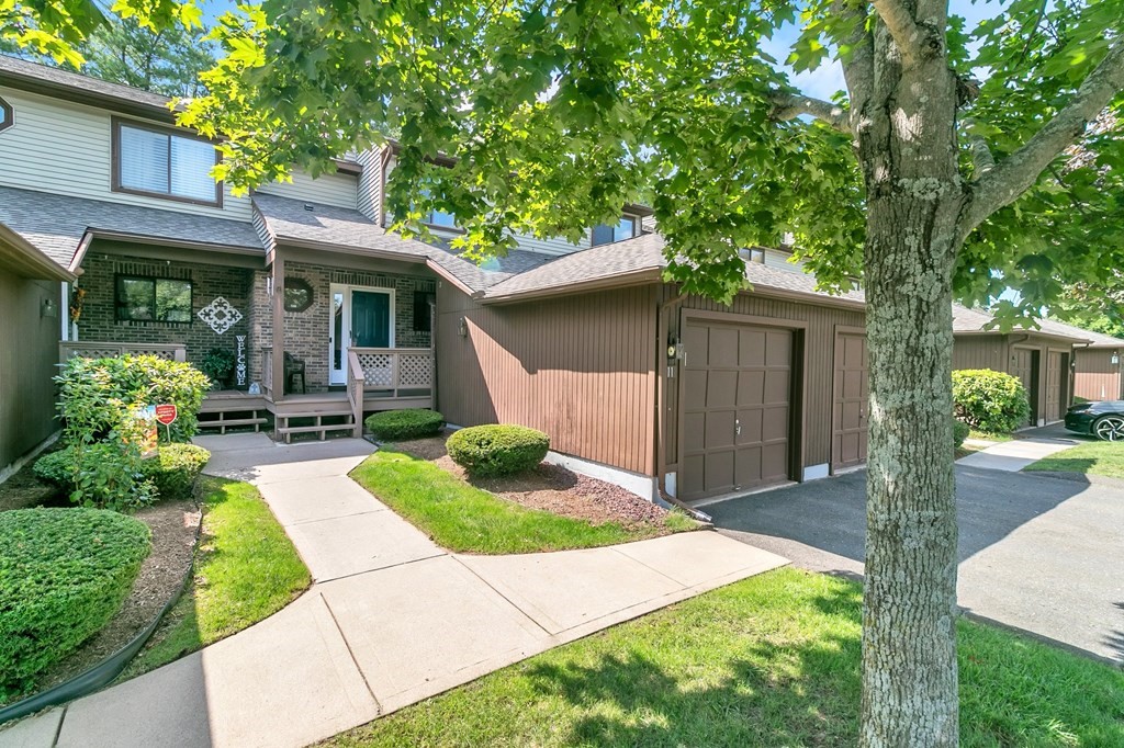 Agawam 2 Bed 3 Bath Condo for Sale Sold for 265,000