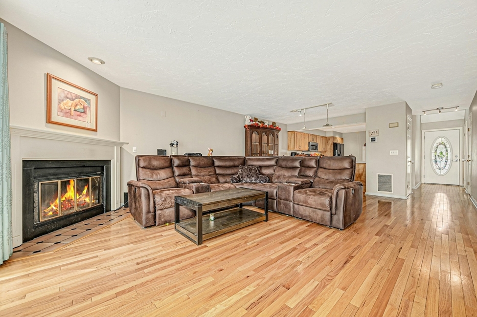 73 Pointe Rok Dr, Worcester, MA Image 3