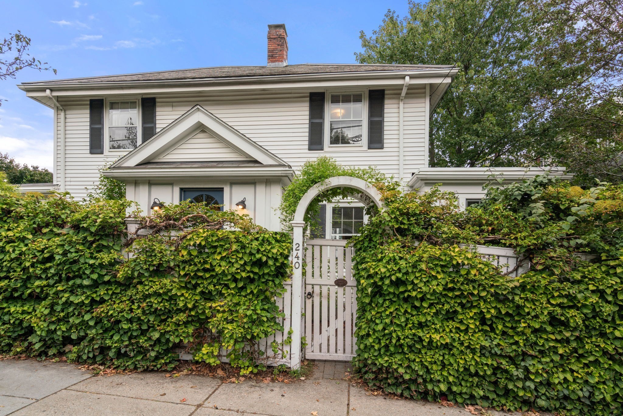 240 Aspinwall Ave, Brookline, MA 02445