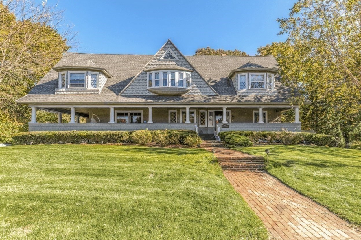 6 Chanticleer Dr, Beverly, MA 01915