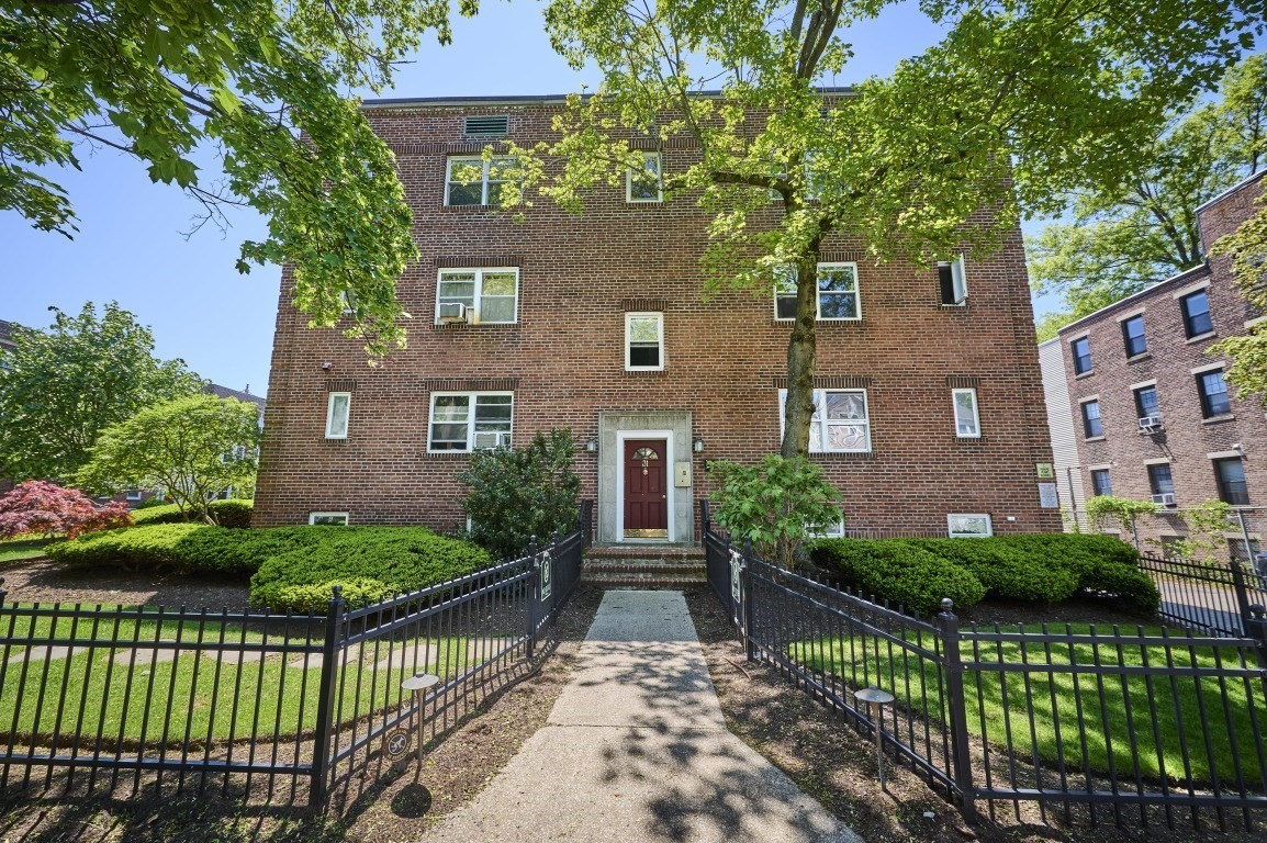31 Alton Pl Unit 6, Brookline, MA 02445