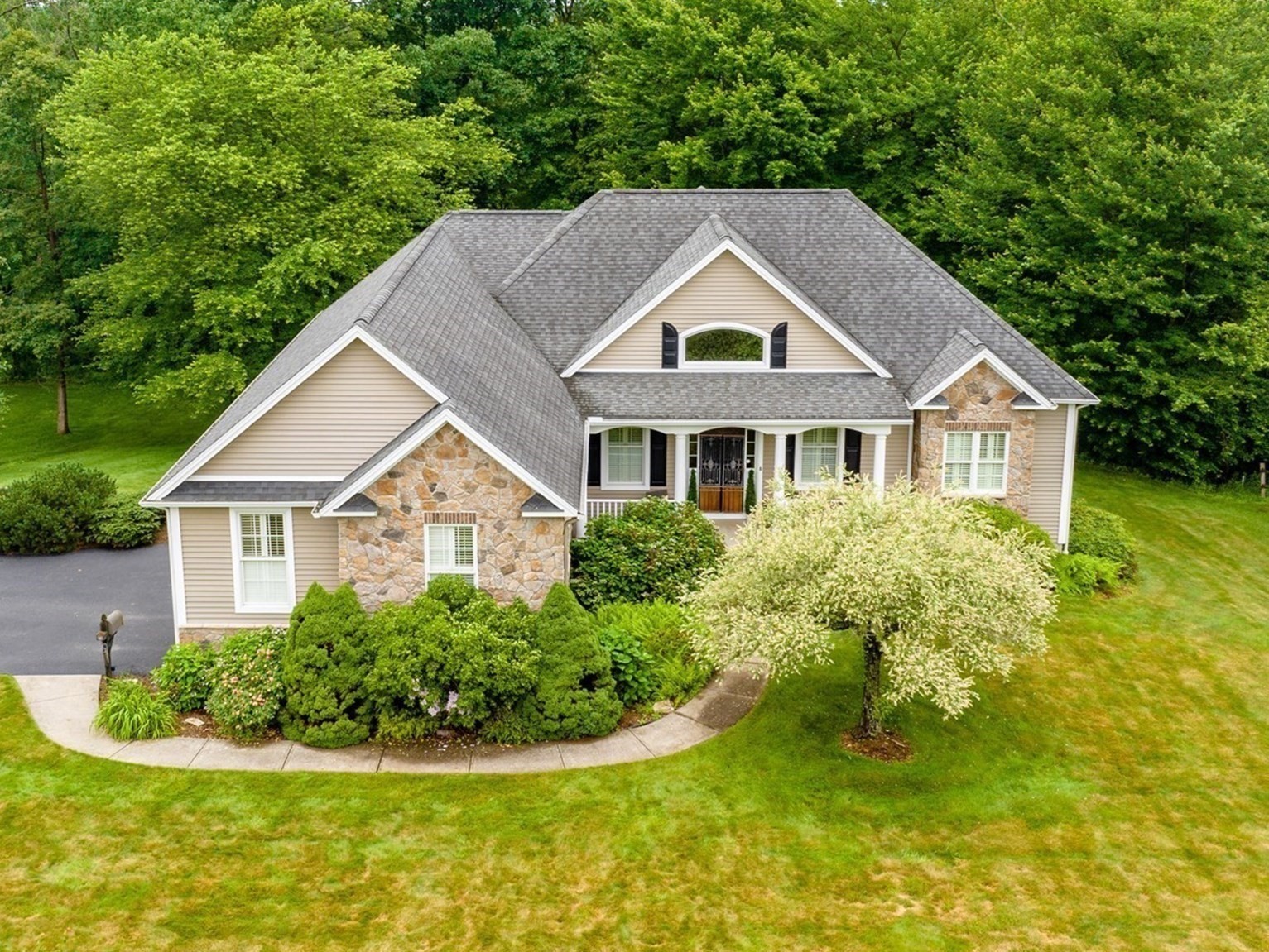 9 Windsor Lane, East Longmeadow, MA 01028