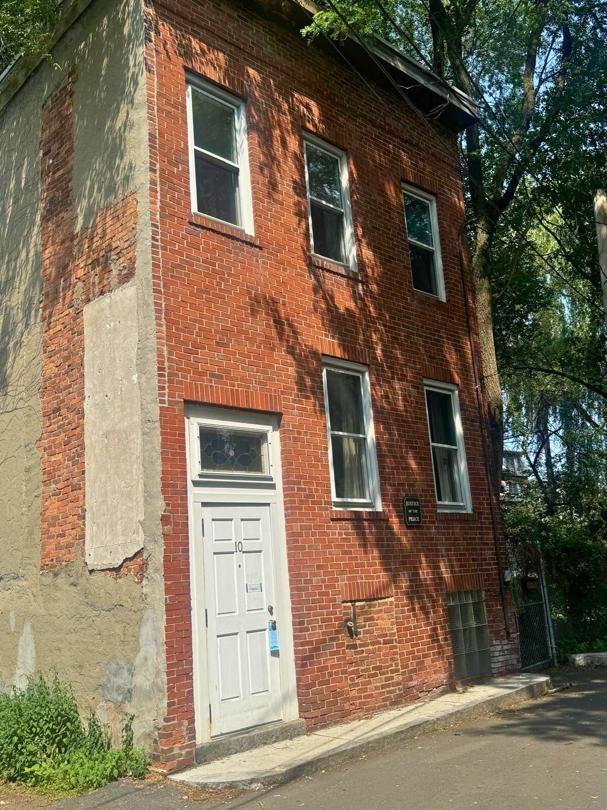 10 Eldridge Pl, Chelsea, MA 02150 - Image 2