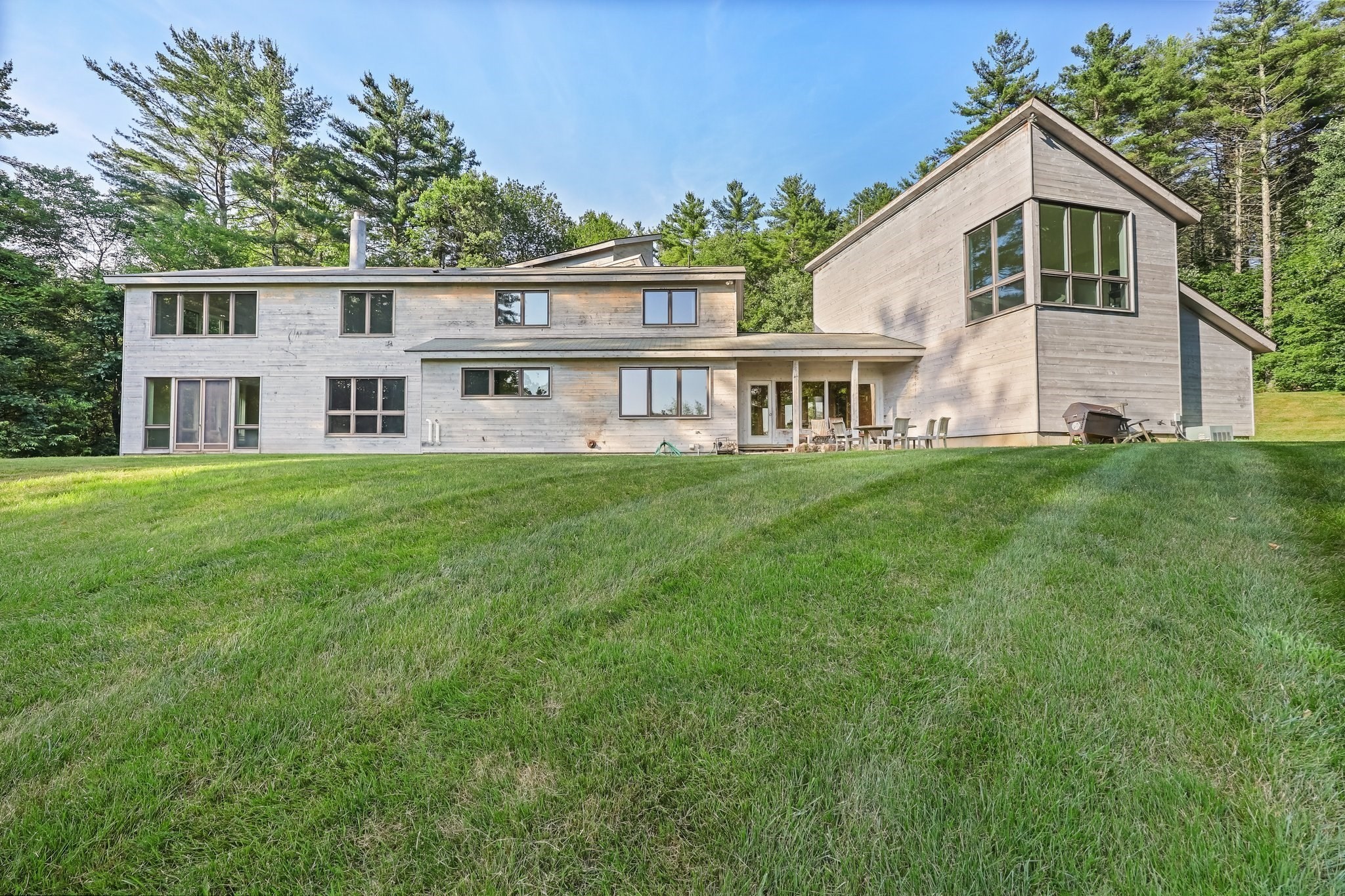 27 January Hills Rd, Amherst, MA 01002