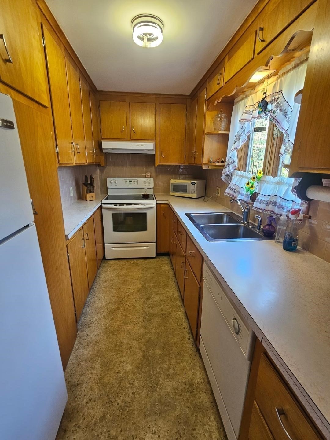 545 Robeson Street, Fall River, MA 02720 - Image 2