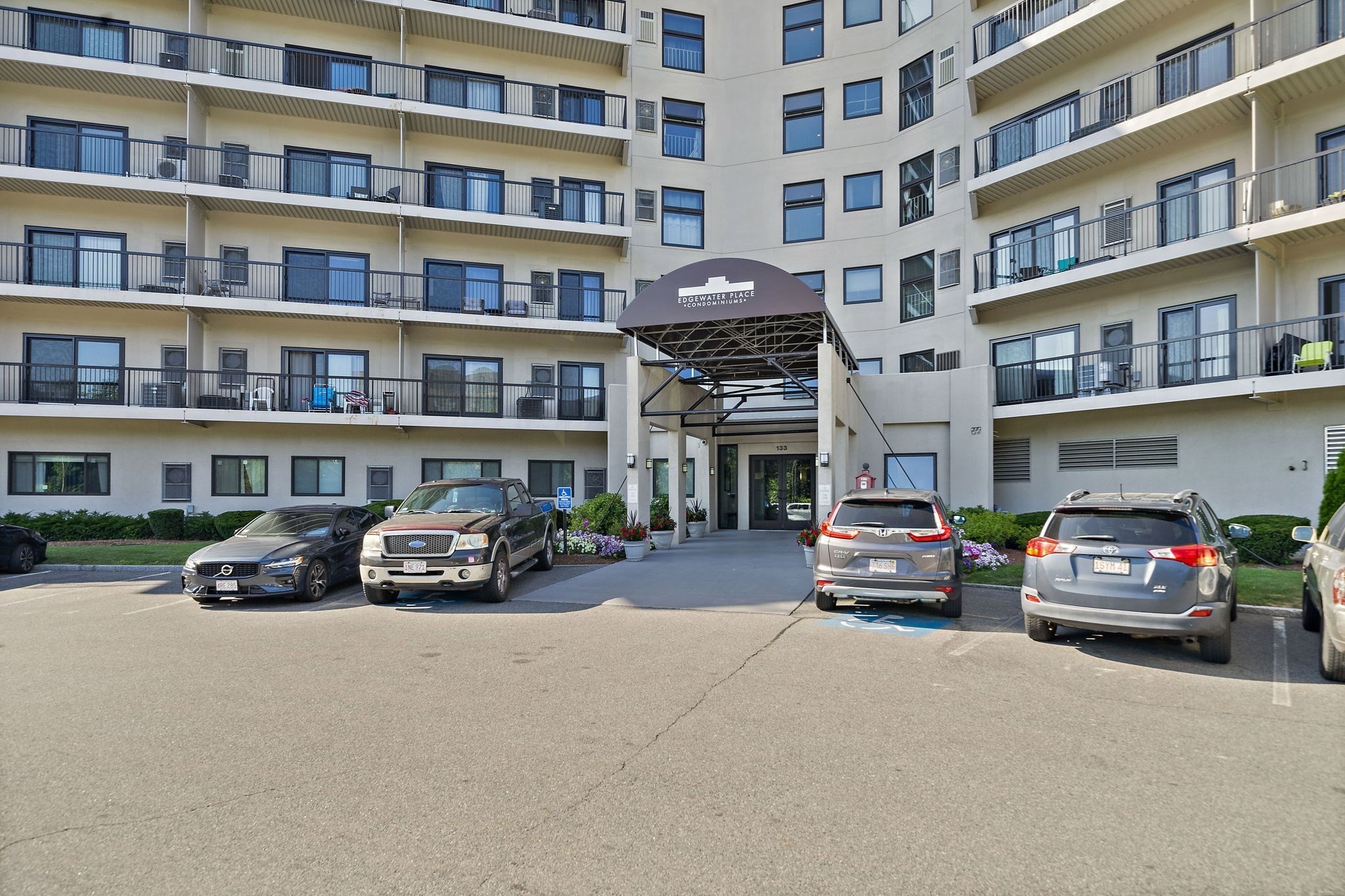 133 Commander Shea Blvd #215, Quincy, MA 02171