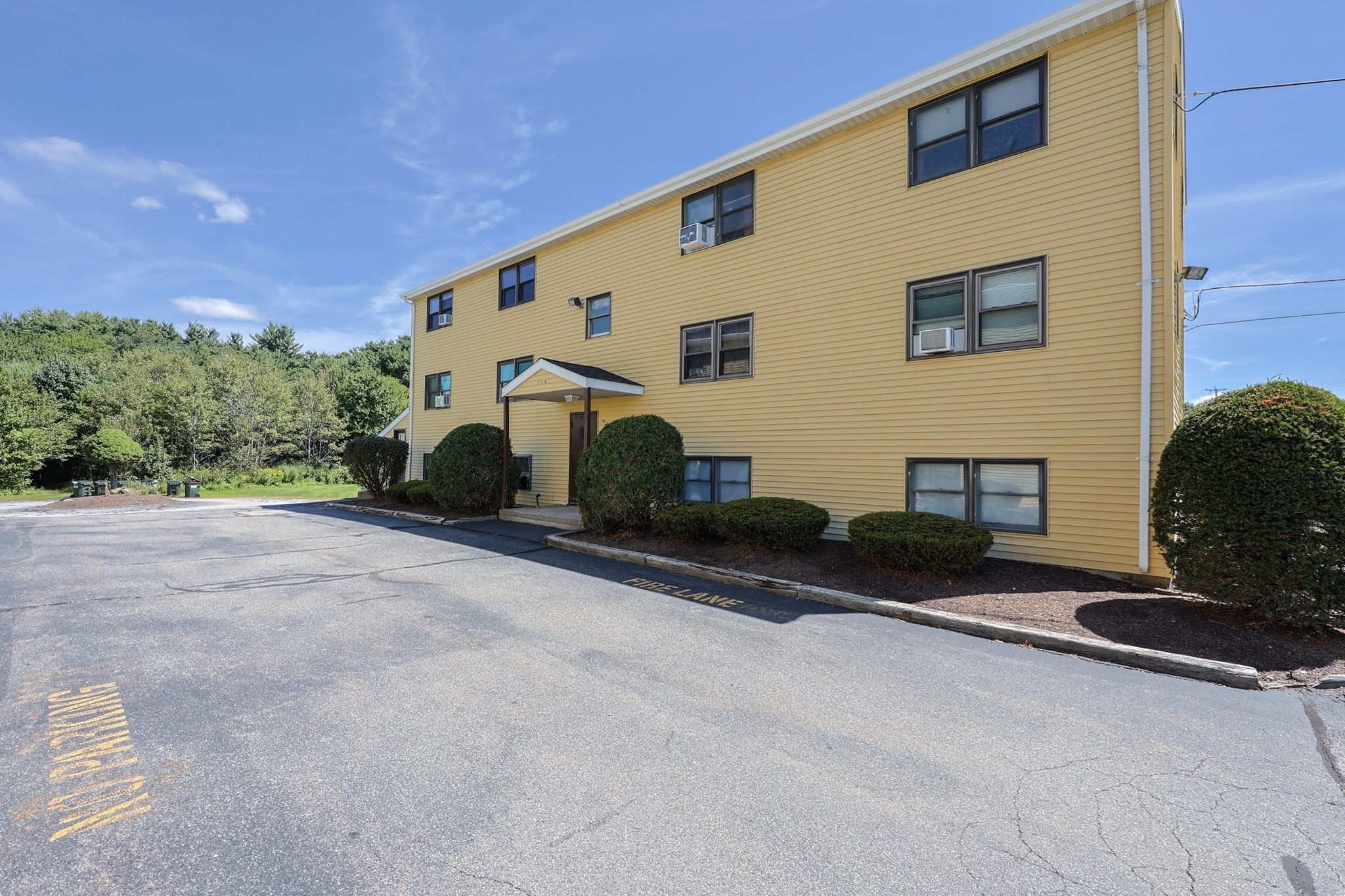 124 Charlton St #F, Oxford, MA 01540