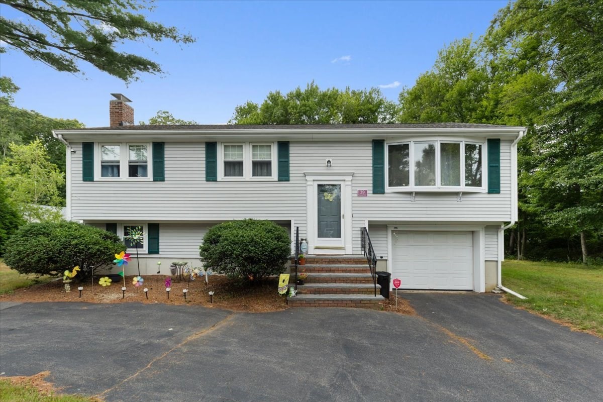 39 Brewster Dr, Bridgewater, MA 02324