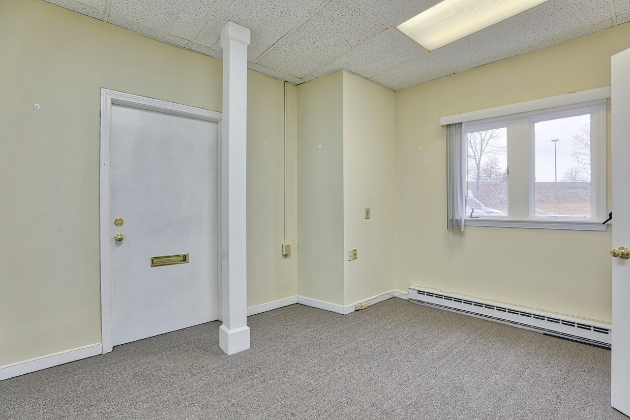 584 Meadow St, Agawam, MA 01001 - Image 13