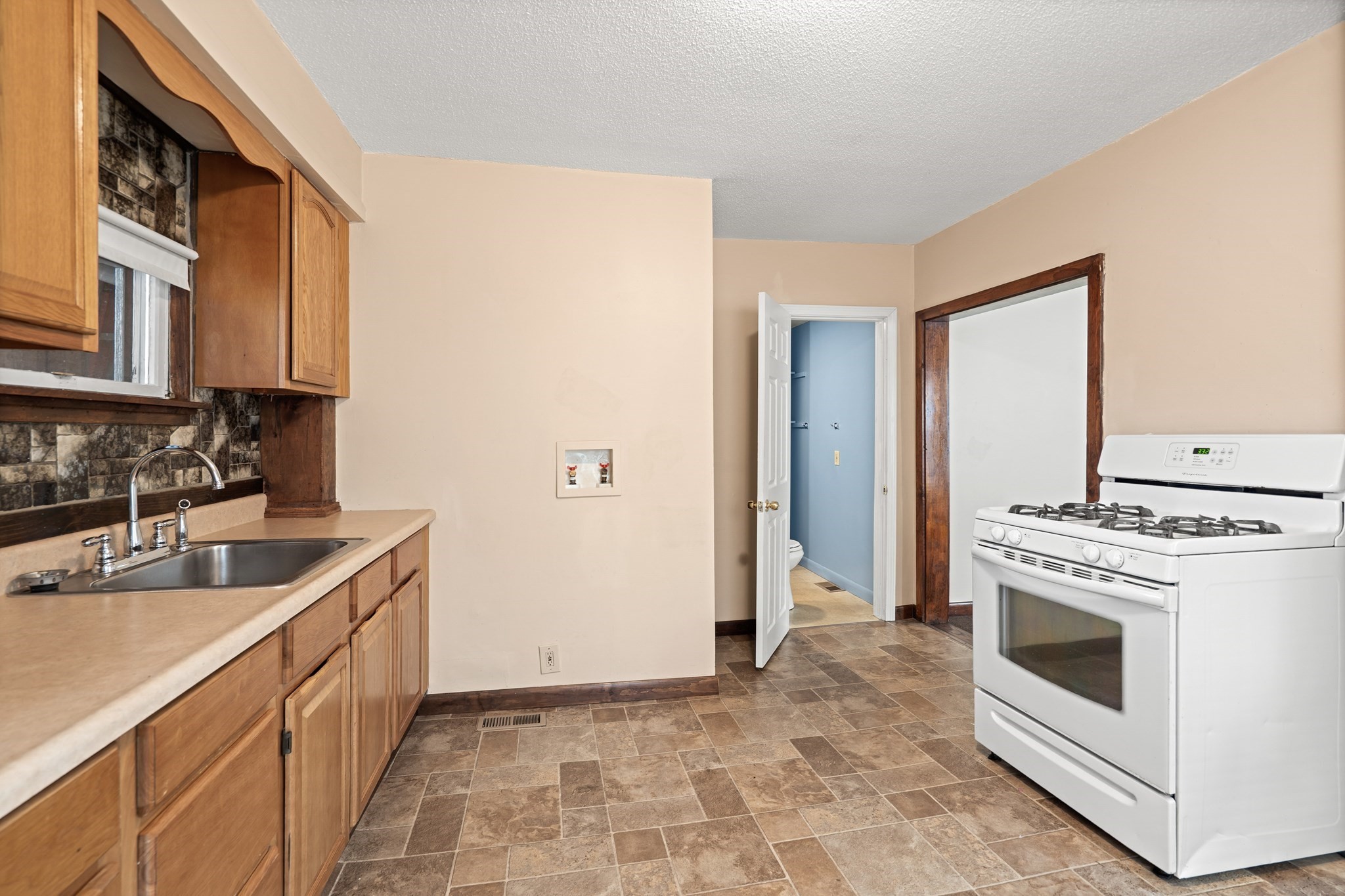 10 Clinton Ave, Lowell, MA 01854 - Image 15