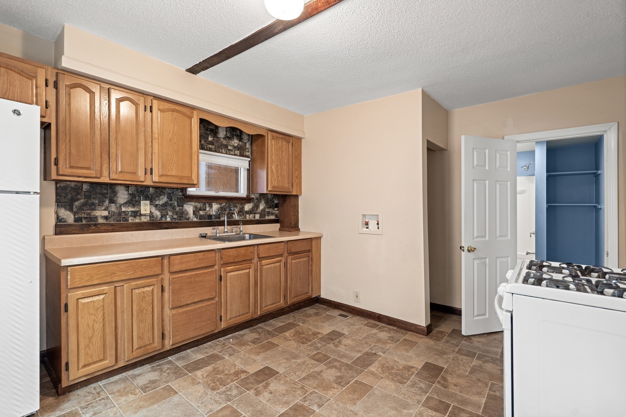 10 Clinton Ave, Lowell, MA 01854 - Image 16