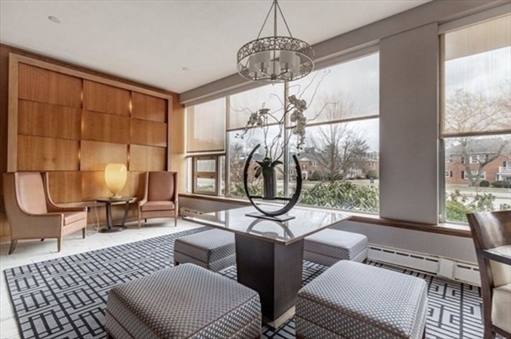 2 Hammond Pond Pkwy, Apt 4