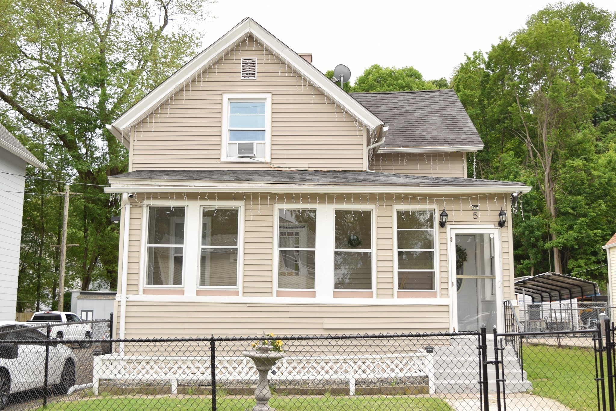 5 Vernon St, Holyoke, MA 01040