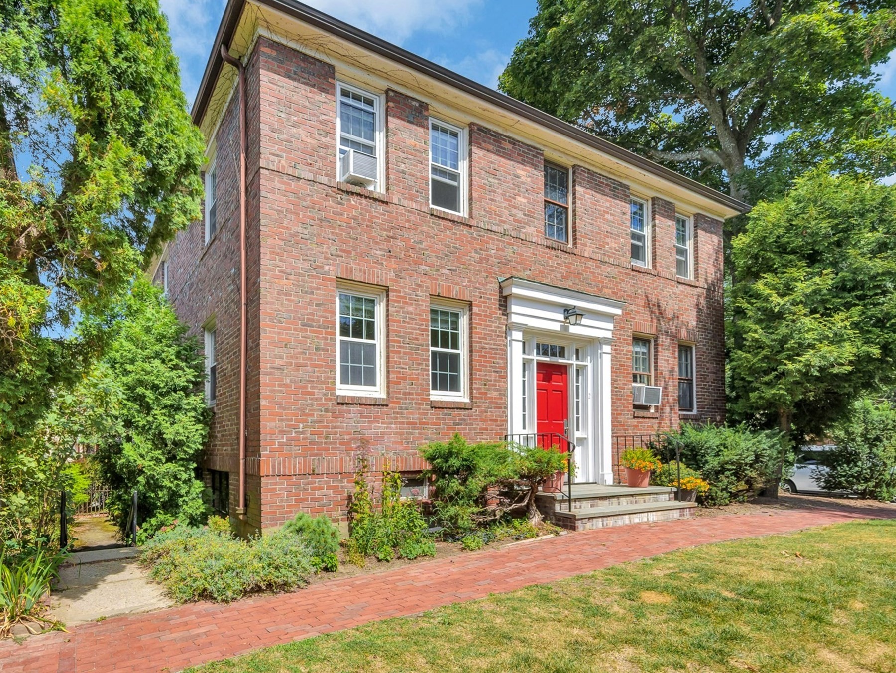 2 Garden Ct Unit 2, Cambridge, MA 02138