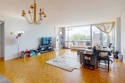 45 Longwood Ave, Apt 812