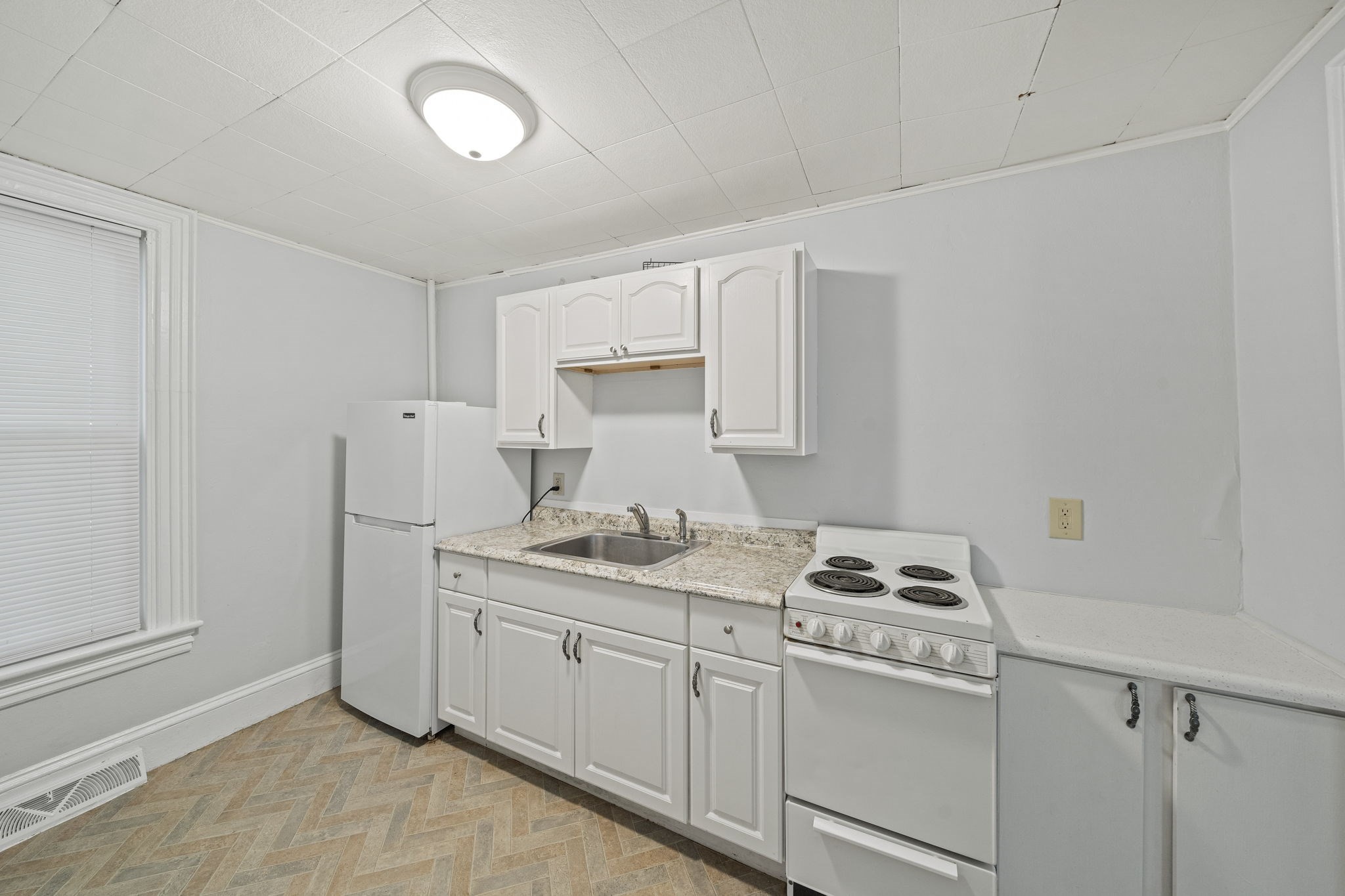 152 S Franklin St, Holbrook, MA 02343 - Image 31