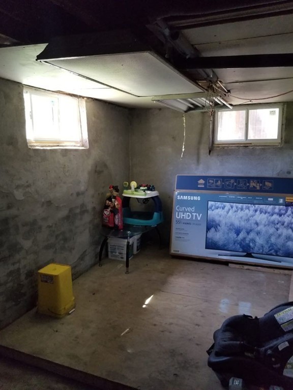 31 Russell St, West Springfield, MA 01089 - Image 11