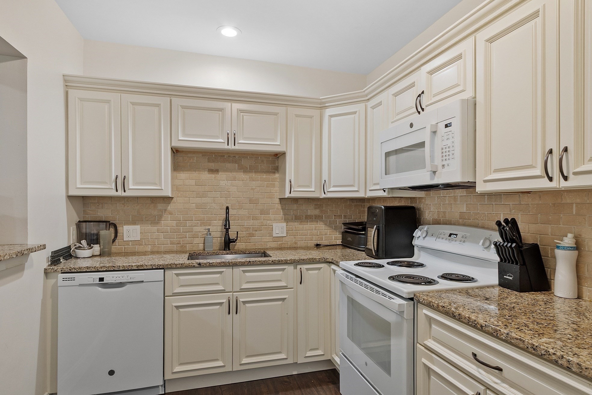 1029 Pleasant Street Unit 19, Worcester, MA 01602 - Image 9