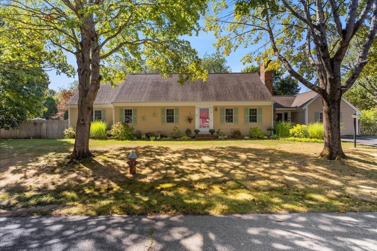27 Emerald Ln, Falmouth, MA 02536