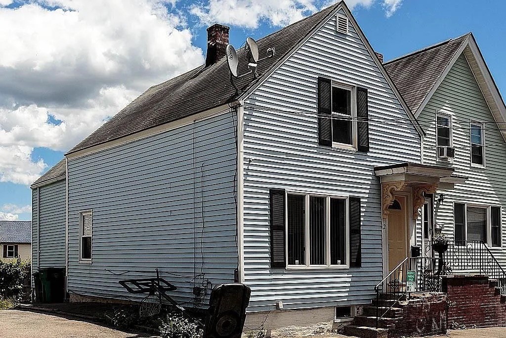 12 Cedar St, Lowell, MA 01852