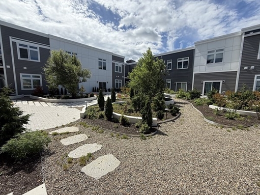 60 Cross St E, Apt 207