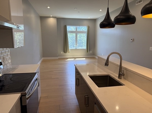 60 Cross St E, Apt 207