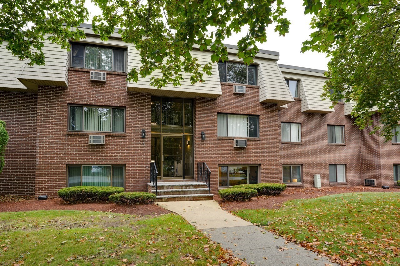 4 Hallmark Gardens Unit 2, Burlington, MA 01803