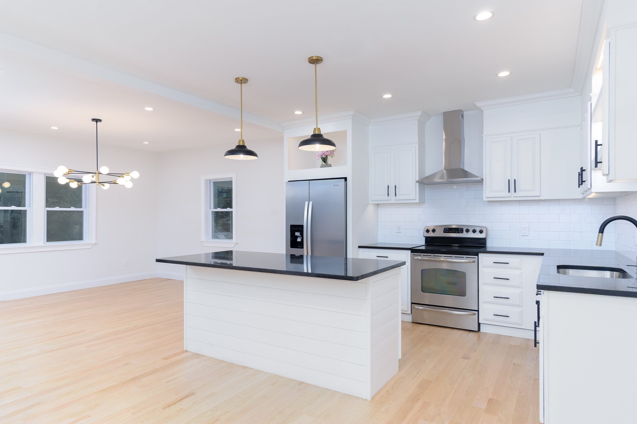 10 Church St, Wales, MA 01081 - Image 1