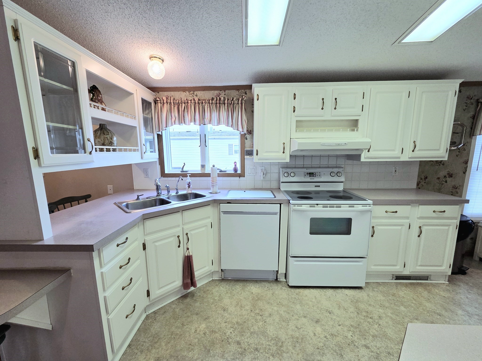 111 Festival Circle, Chicopee, MA 01020 - Image 12