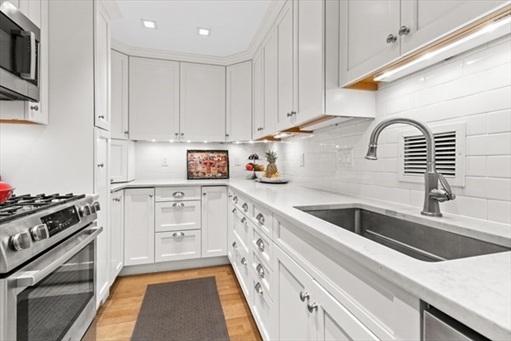 85 East India Row, Apt 9G