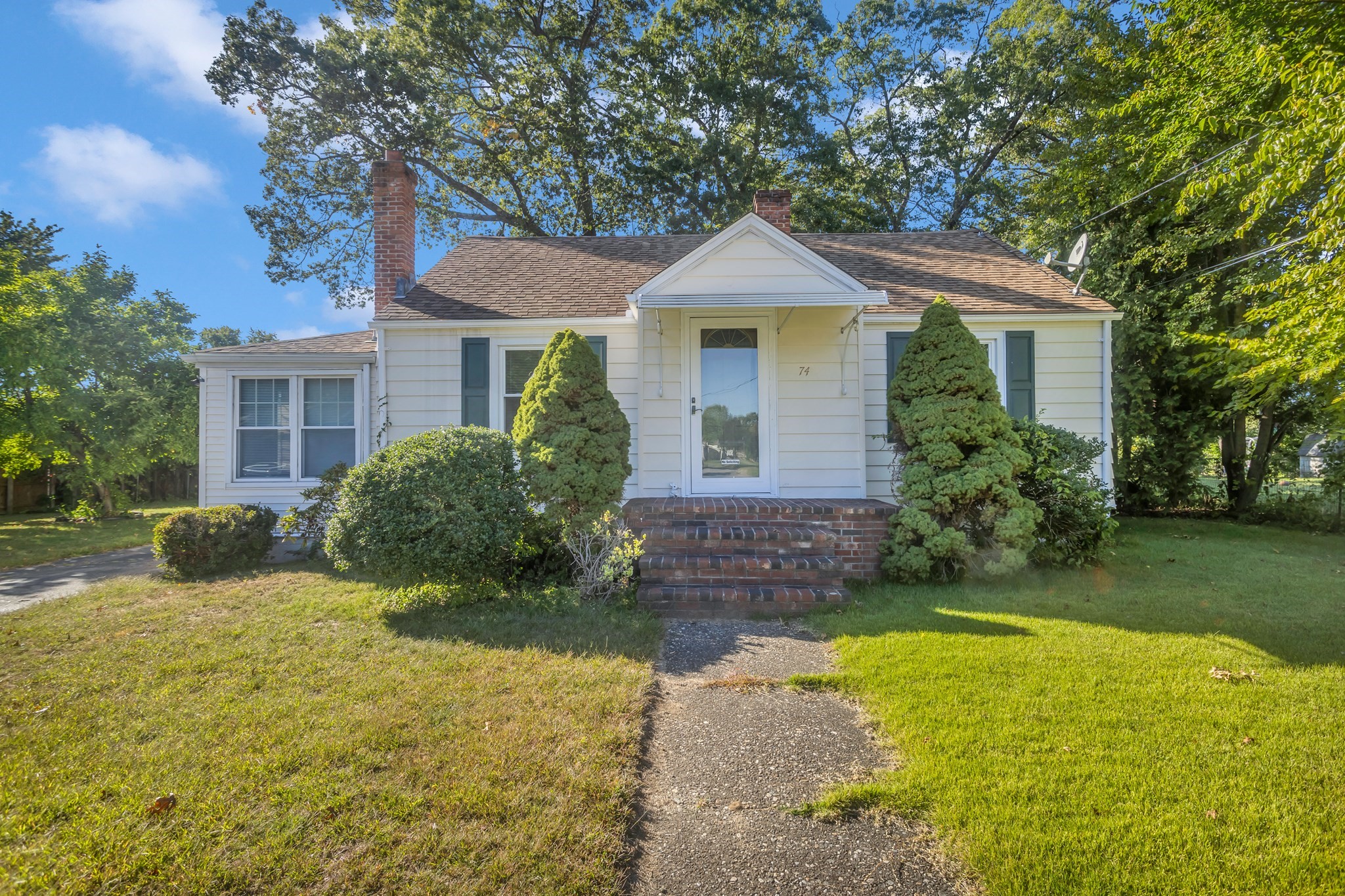 74 Woodstock St, Chicopee, MA 01020
