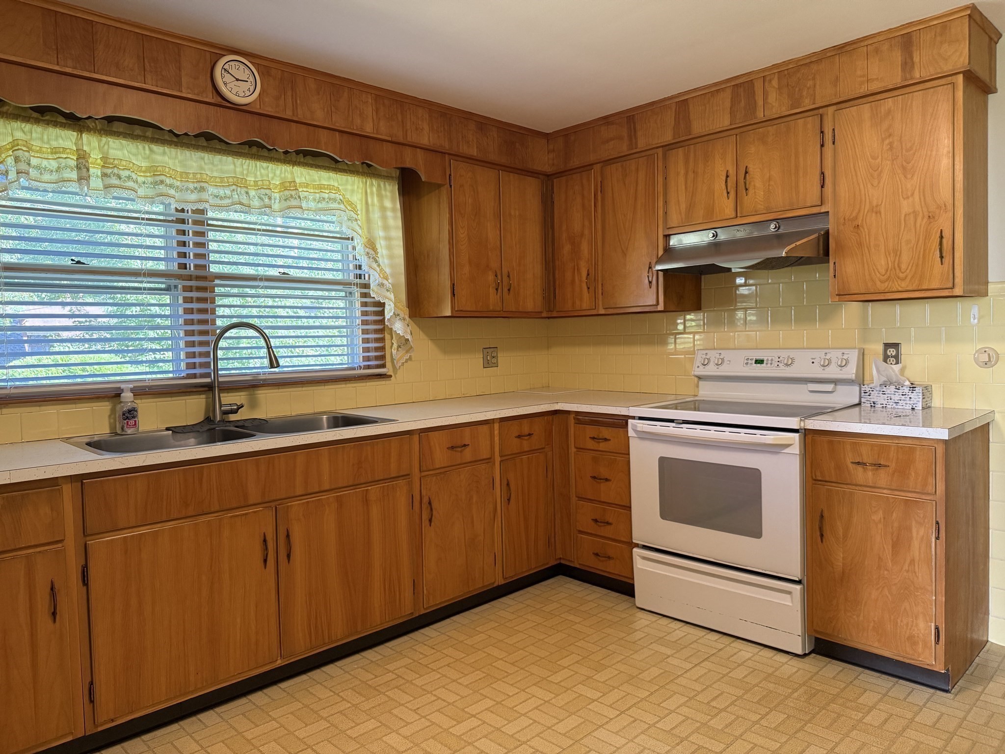 70 Harrington Way, Worcester, MA 01604 - Image 9